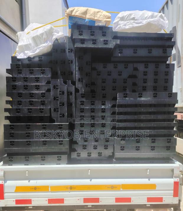 Adjustable Pillars · Photo 3