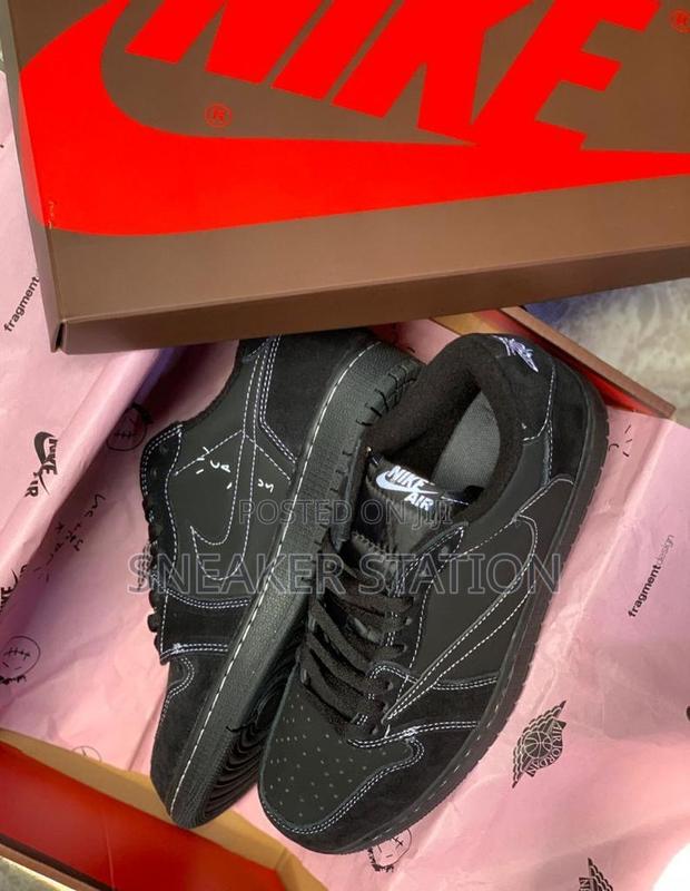 Air Jordan Retro 1 X Travis Scott Black · Photo 3