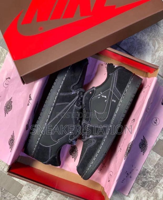 Air Jordan Retro 1 X Travis Scott Black · Photo 4
