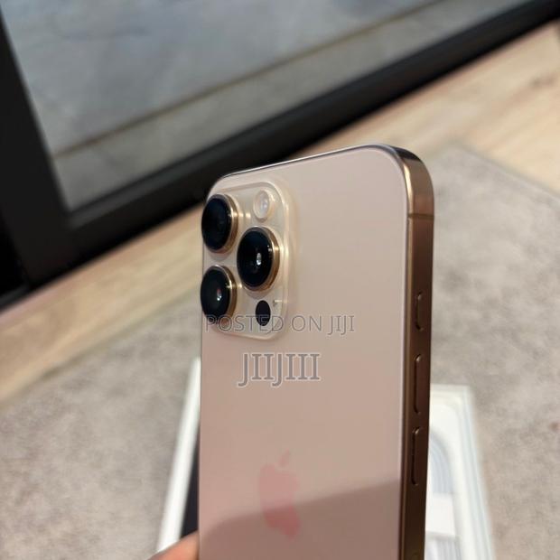 Apple iPhone 16 Pro Max 256 GB Gold · Photo 4