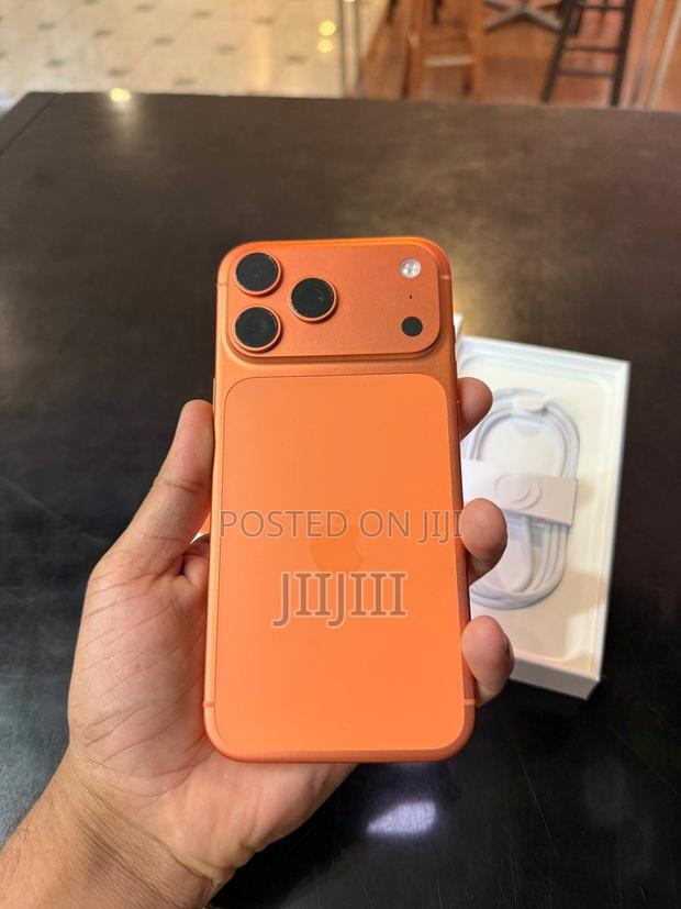 Apple iPhone 17 Pro Max 256 GB Orange · Photo 4