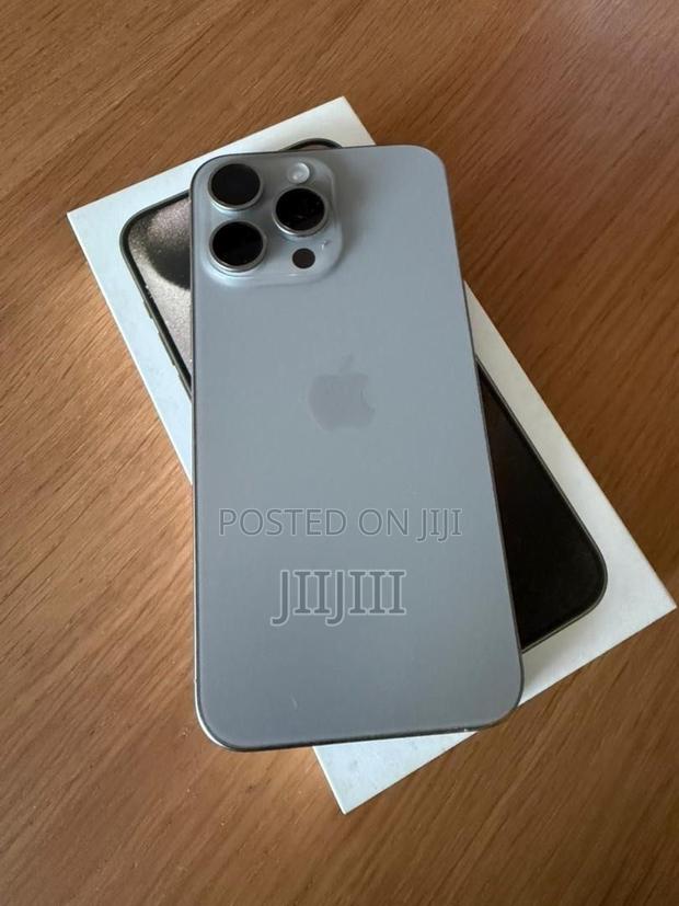 Apple iPhone 15 Pro Max 256 GB Silver · Photo 3