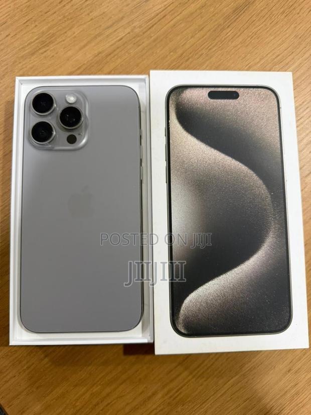 Apple iPhone 15 Pro Max 256 GB Silver · Photo 4
