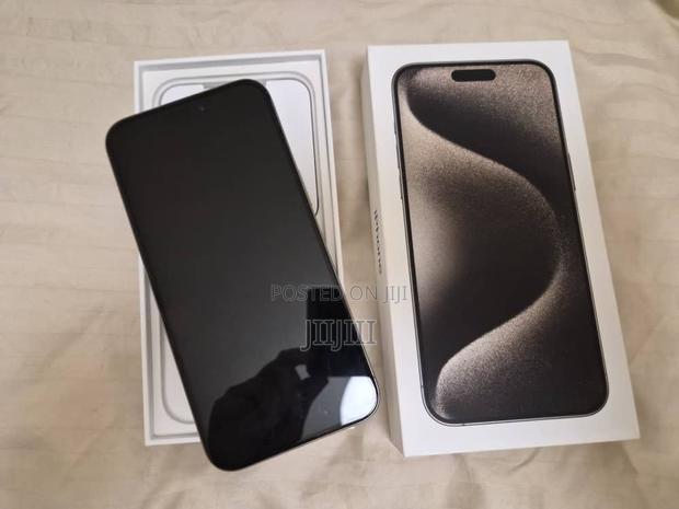 Apple iPhone 15 Pro Max 256 GB Silver · Photo 4