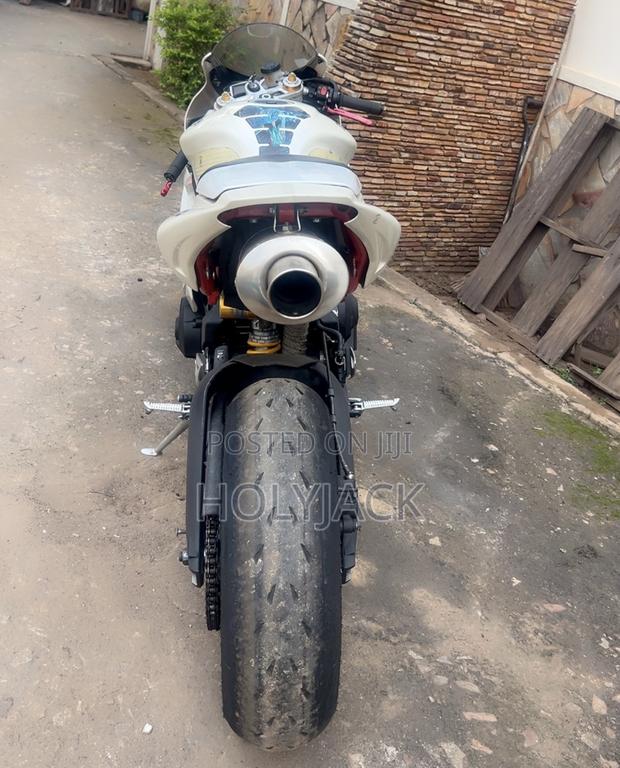 Triumph Speed Triple 2016 White photo 7