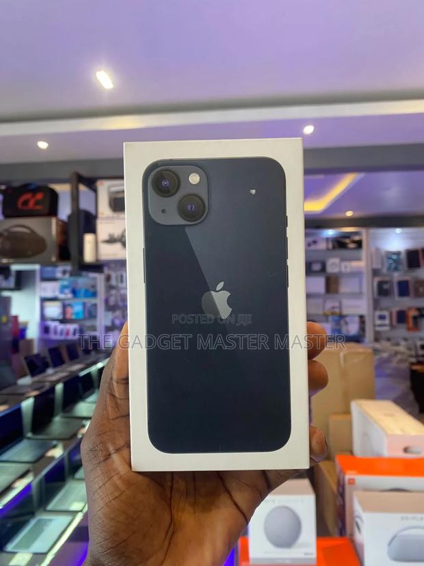 New Apple iPhone 13 128 GB Black · Photo 1