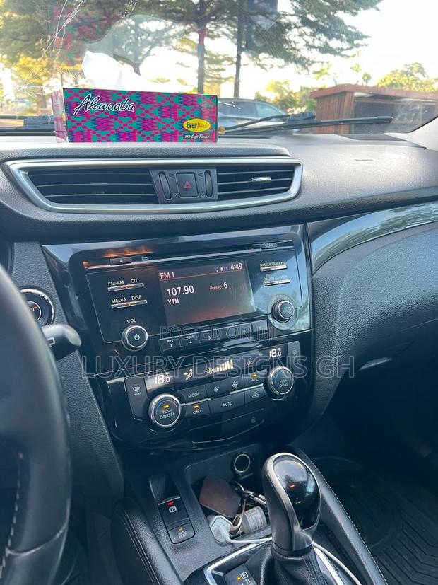 Nissan Qashqai 2018 Black photo 3