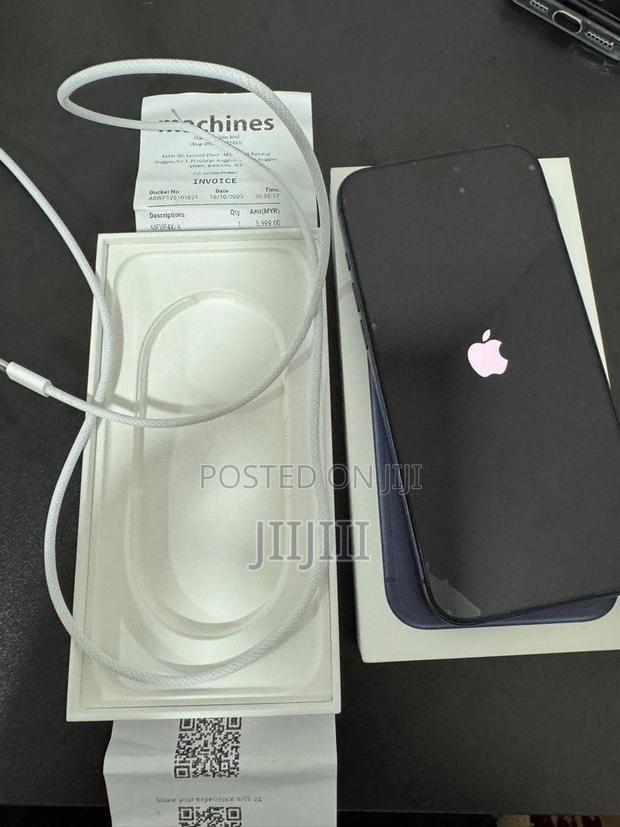 Apple iPhone 17 Pro Max 256 GB Blue · Photo 3