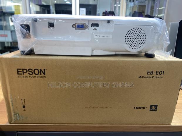 Epson Eb-E01 Xga 3lcd 3300 Lumens Projector