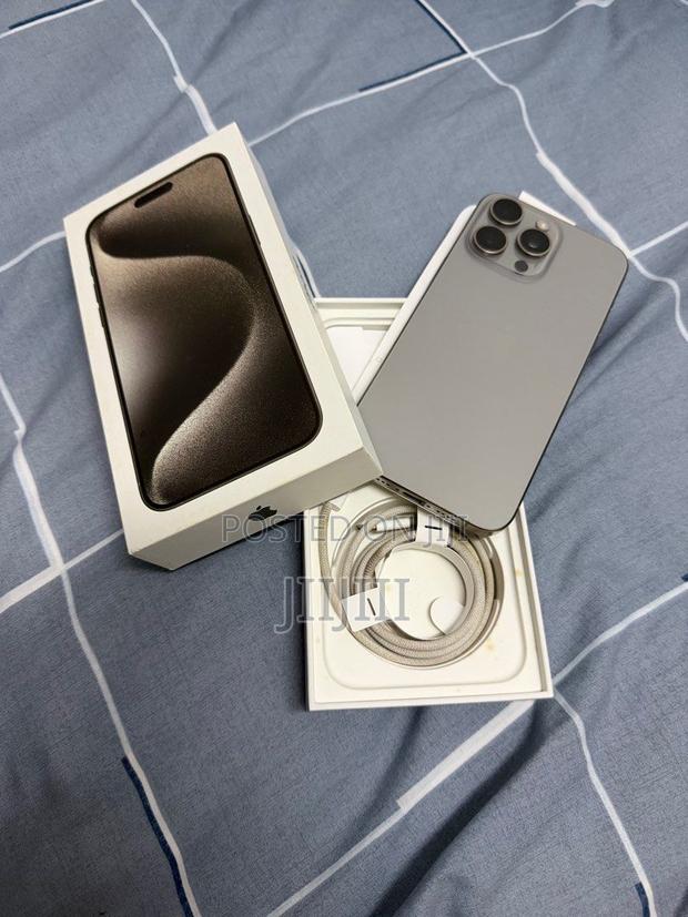Apple iPhone 15 Pro Max 256 GB Silver · Photo 4