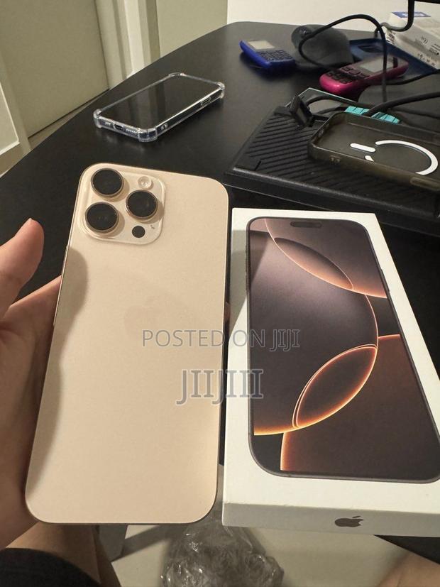 Apple iPhone 16 Pro Max 512 GB Gold · Photo 4