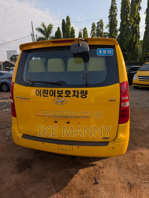 Hyundai Starex 2015 Yellow photo 2