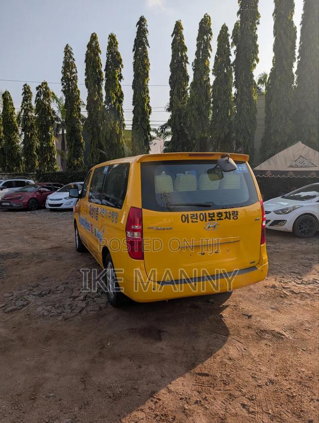 Hyundai Starex 2015 Yellow photo 9