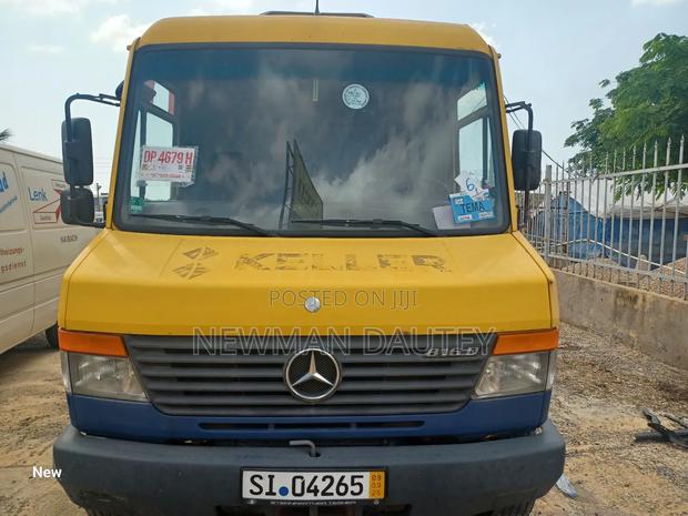 Mercedes-Benz Sprinter 2000 Yellow