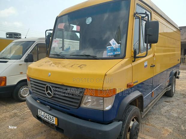 Mercedes-Benz Sprinter 2000 Yellow