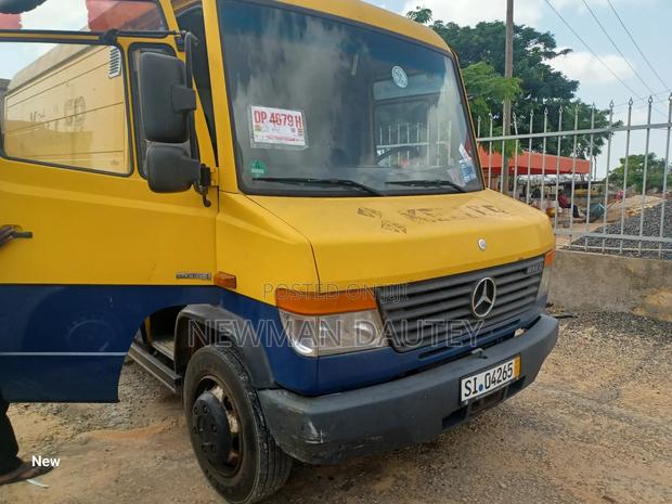 Mercedes-Benz Sprinter 2000 Yellow
