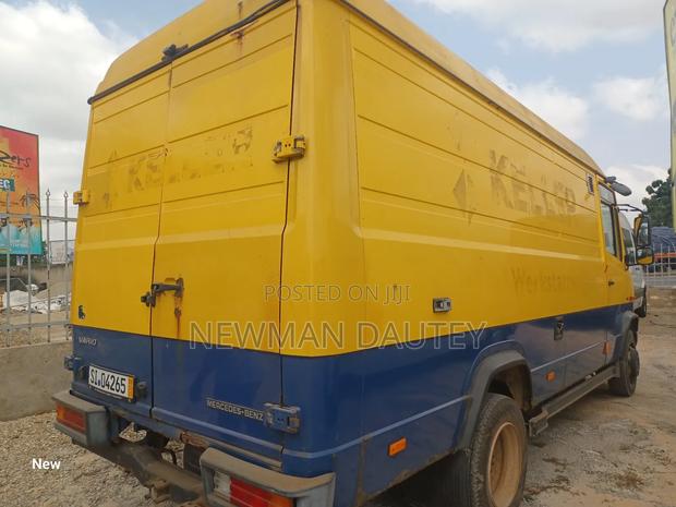 Mercedes-Benz Sprinter 2000 Yellow