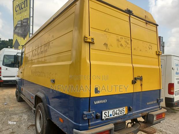 Mercedes-Benz Sprinter 2000 Yellow