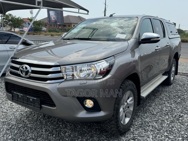 Toyota Hilux Revo Double Cab Petrol 2.7 AWD 2017 Gray