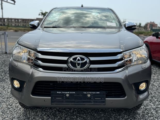 Toyota Hilux Revo Double Cab Petrol 2.7 AWD 2017 Gray