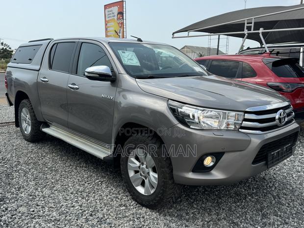 Toyota Hilux Revo Double Cab Petrol 2.7 AWD 2017 Gray