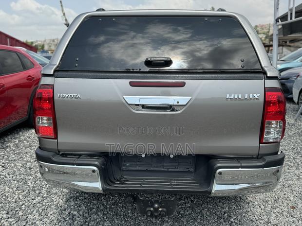 Toyota Hilux Revo Double Cab Petrol 2.7 AWD 2017 Gray