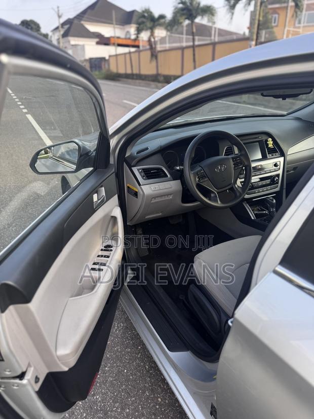 Hyundai Sonata Base Sedan FWD (2.4L 4cyl 6A) 2017 Silver photo 5