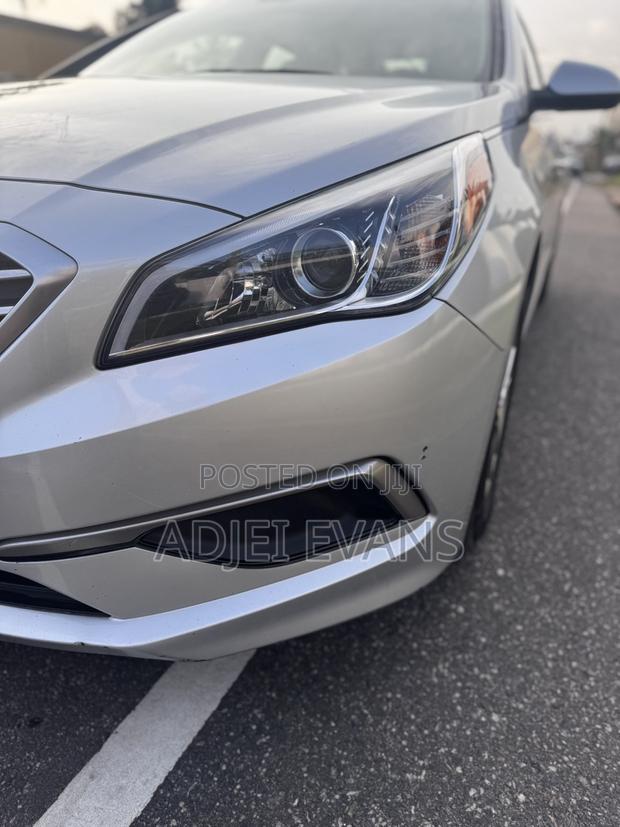 Hyundai Sonata Base Sedan FWD (2.4L 4cyl 6A) 2017 Silver photo 4