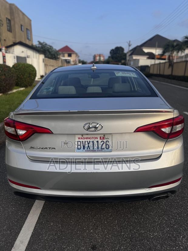 Hyundai Sonata Base Sedan FWD (2.4L 4cyl 6A) 2017 Silver photo 3