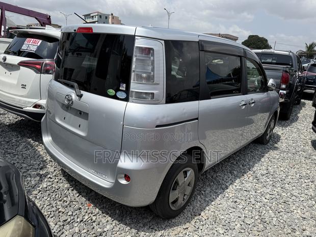 Toyota Sienta 1.5 AWD 2012 Gray photo 2