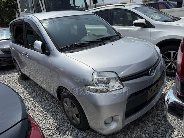 Toyota Sienta 1.5 AWD 2012 Gray