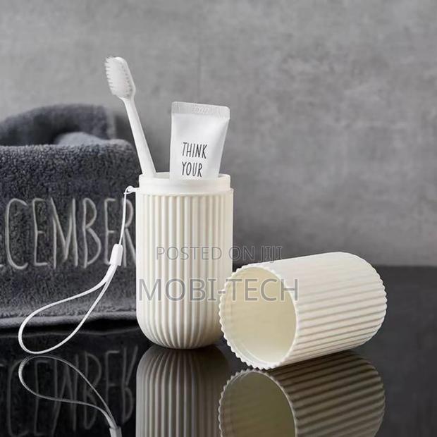 Portable Travel Toothpaste Holder · Photo 2