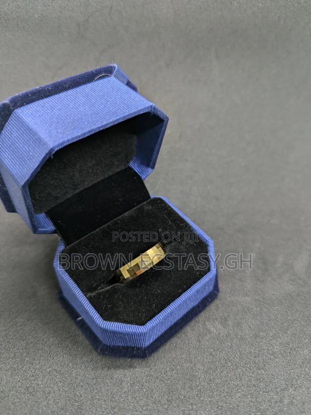 Gold Ceramic Wedding Ring · Photo 4