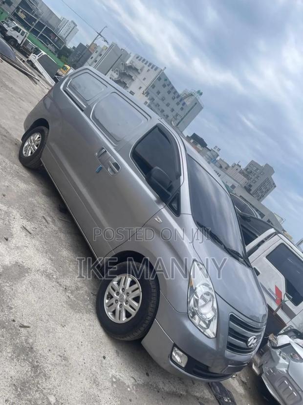 Hyundai Starex 2017 Silver photo 3