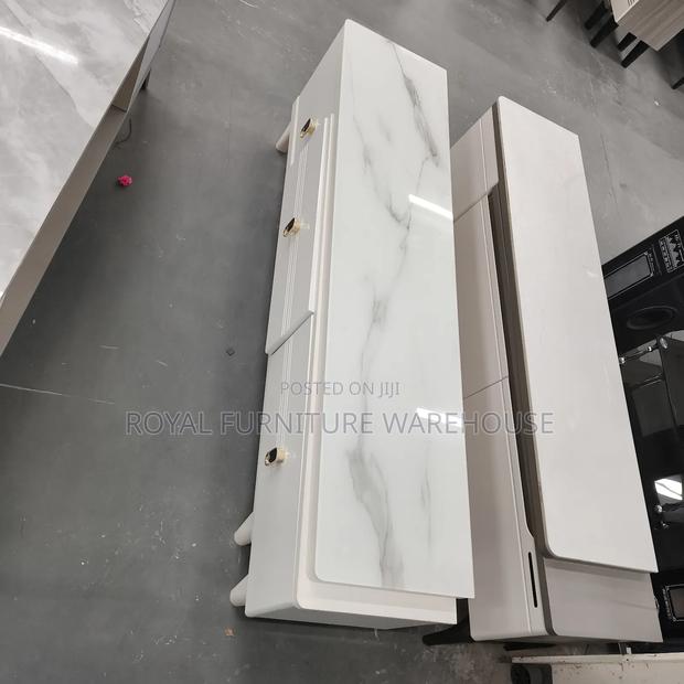 Glass Top Foreign Type Tv Stand · Photo 3