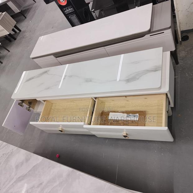 Glass Top Foreign Type Tv Stand · Photo 4