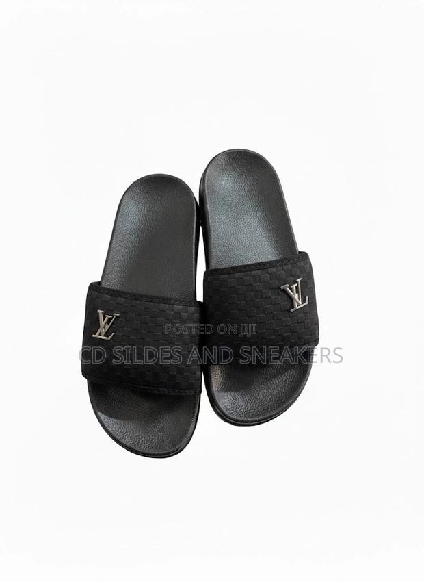 30 in a Box- Louis Vuitton Slippers photo 3