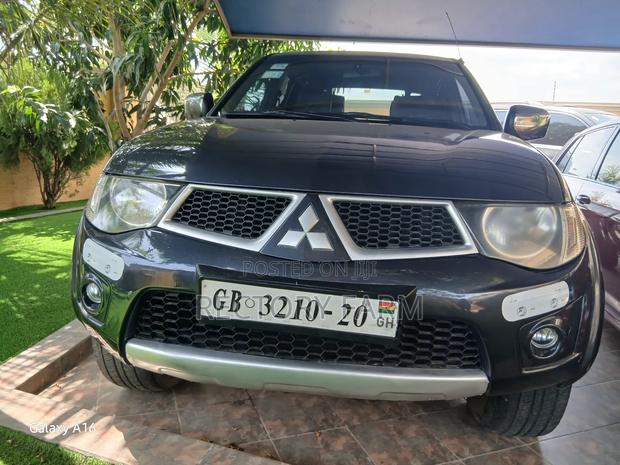 Mitsubishi L200 Double Cab 2.5 136hp 4WD 2012 Gray