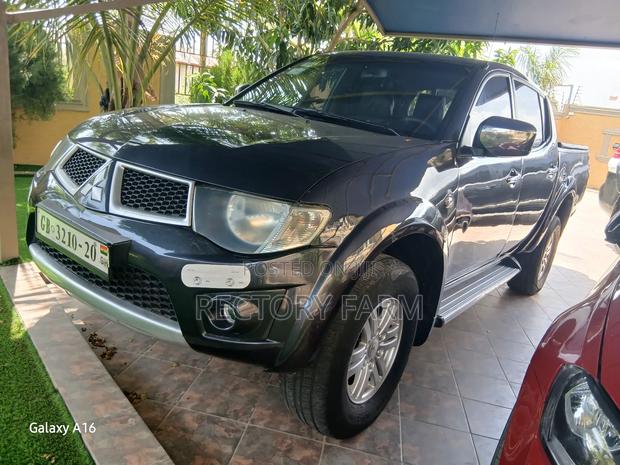 Mitsubishi L200 Double Cab 2.5 136hp 4WD 2012 Gray photo 2