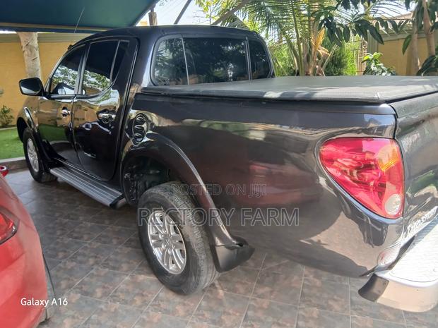 Mitsubishi L200 Double Cab 2.5 136hp 4WD 2012 Gray photo 3