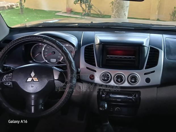 Mitsubishi L200 Double Cab 2.5 136hp 4WD 2012 Gray photo 6