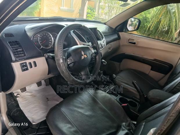 Mitsubishi L200 Double Cab 2.5 136hp 4WD 2012 Gray photo 8