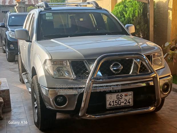 Nissan Navara 2014 Silver photo 2