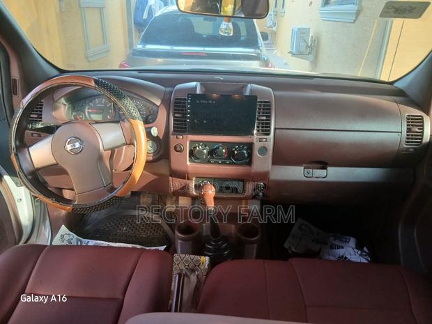 Nissan Navara 2014 Silver photo 5