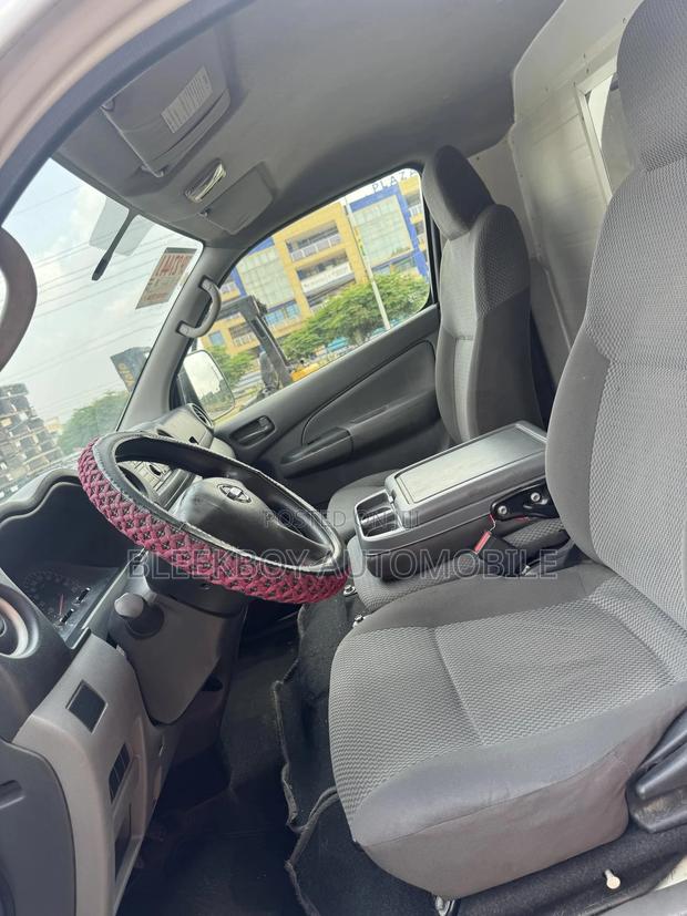 Nissan Caravan (Urvan) 2015 White photo 8