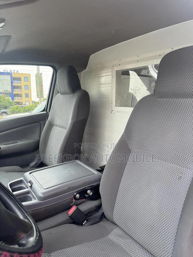 Nissan Caravan (Urvan) 2015 White photo 10