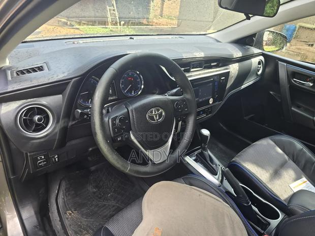 Toyota Corolla SE 4dr Sedan (1.8L 4cyl CVT) 2017 Gray photo 3