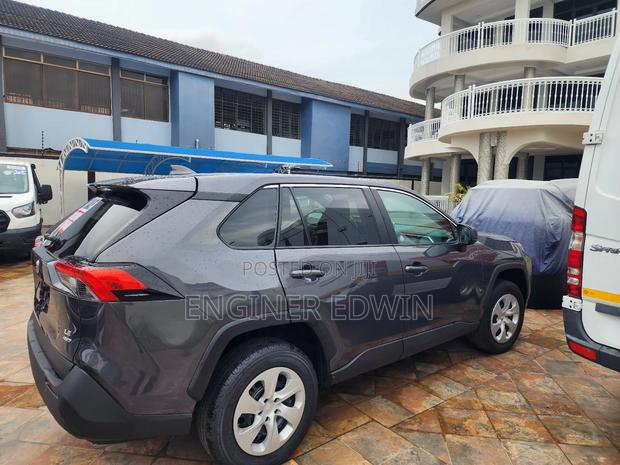 Toyota RAV4 LE AWD 2024 Black photo 2