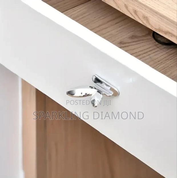Adhesive Handles For Toilet Lids, Drawers Cabinets photo 2
