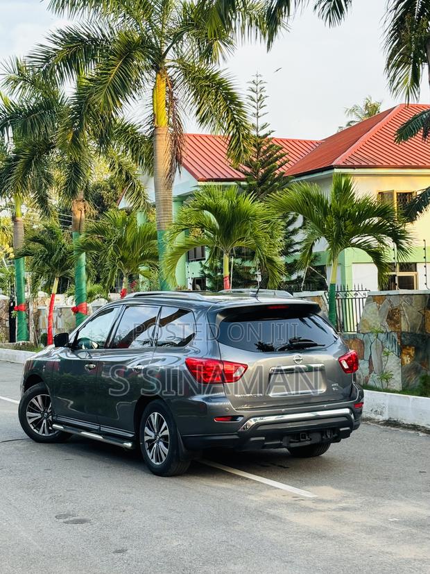 Nissan Pathfinder SL 4x4 2018 Gray